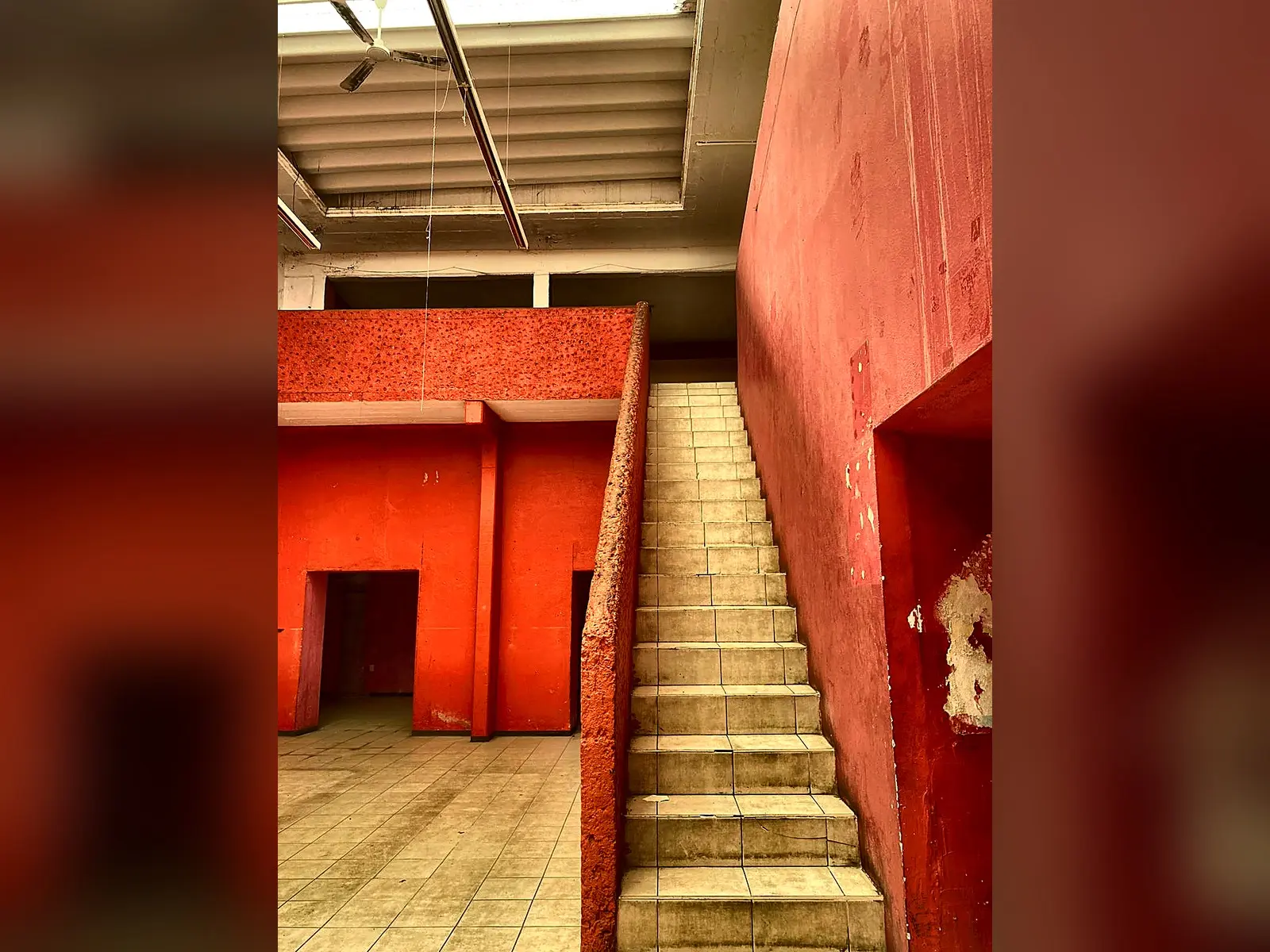 Escalera de acceso al segundo nivel del inmueble