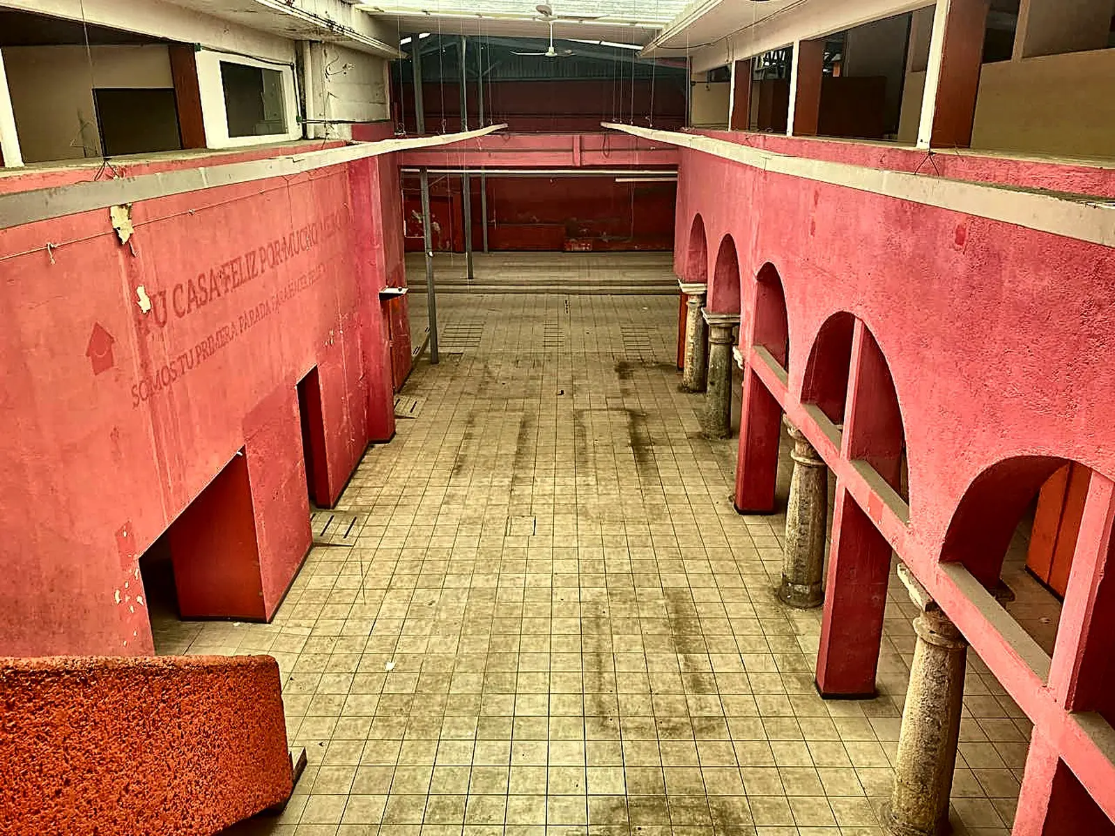 Patio central y mezzanine del inmueble en Armenta y López
