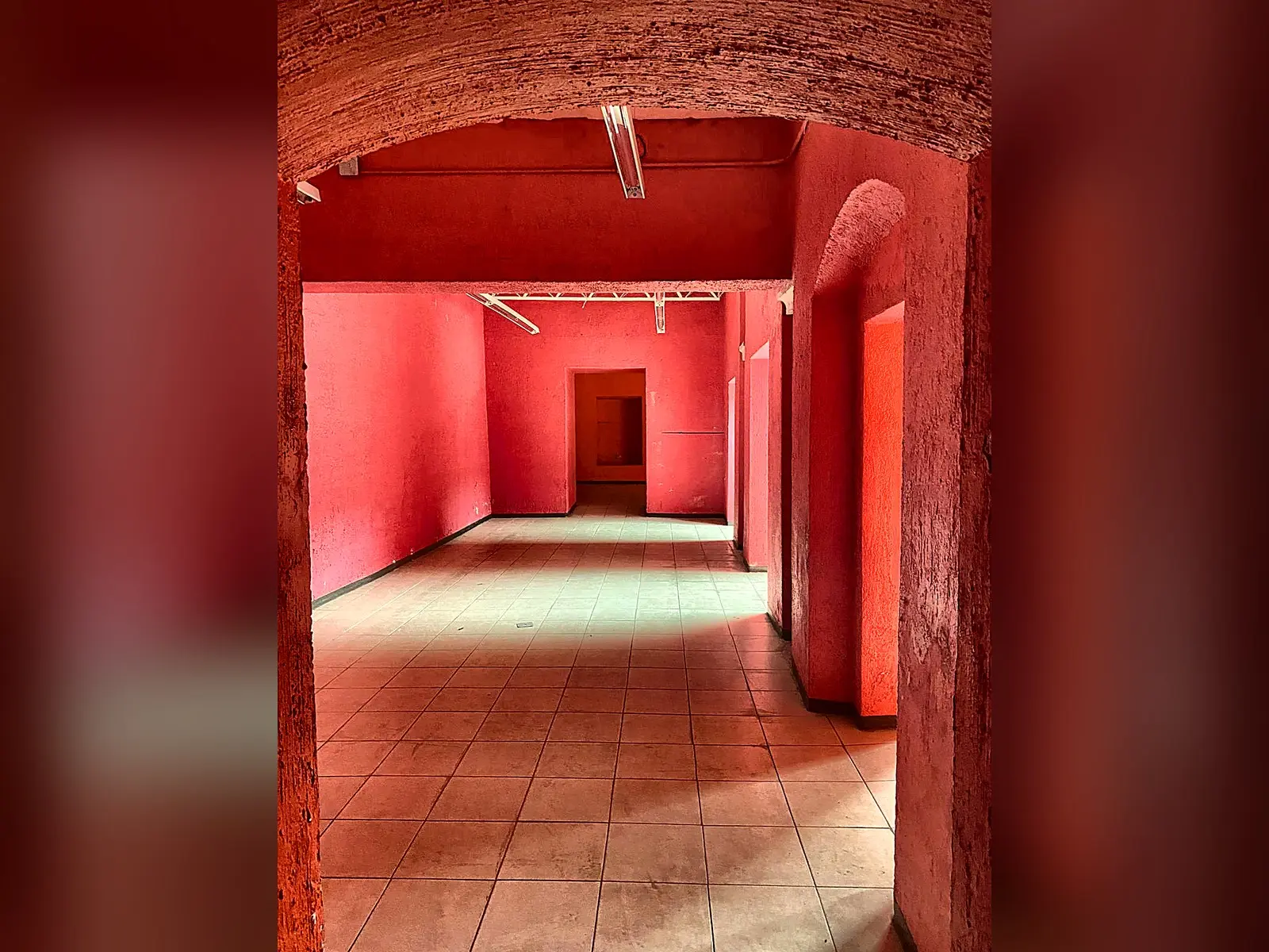 Pasillo con arco dentro del inmueble en el Centro de Oaxaca