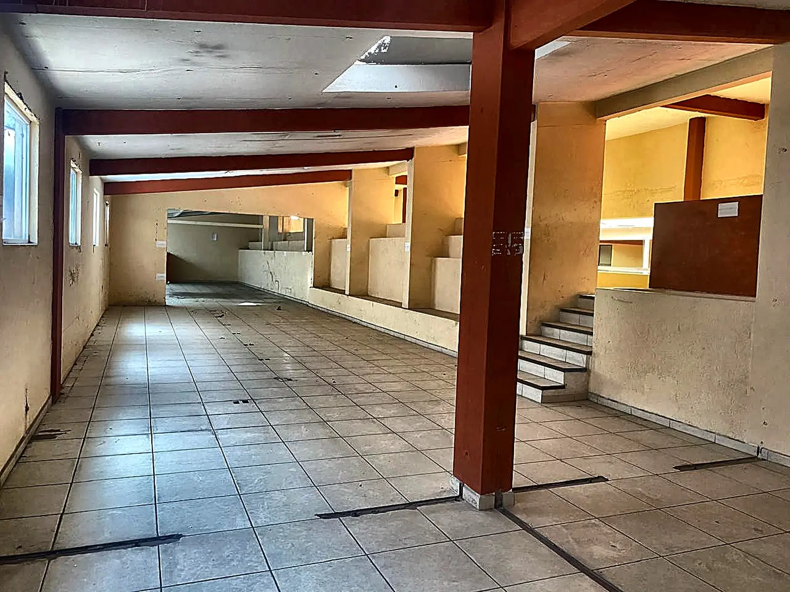 Área interior con desniveles y espacios abiertos