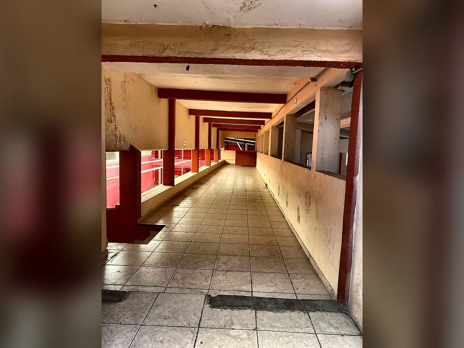 Pasillo longitudinal con vigas en planta alta