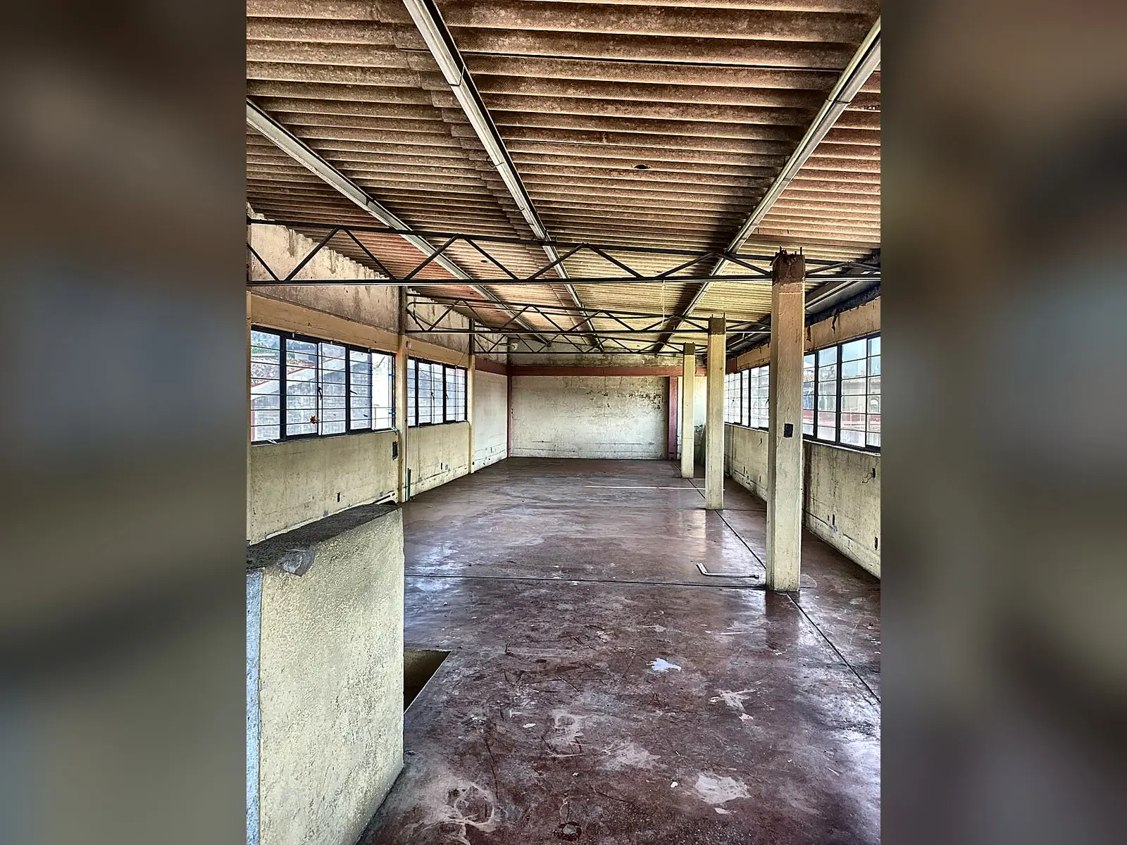 Espacio abierto en planta alta de la propiedad comercial