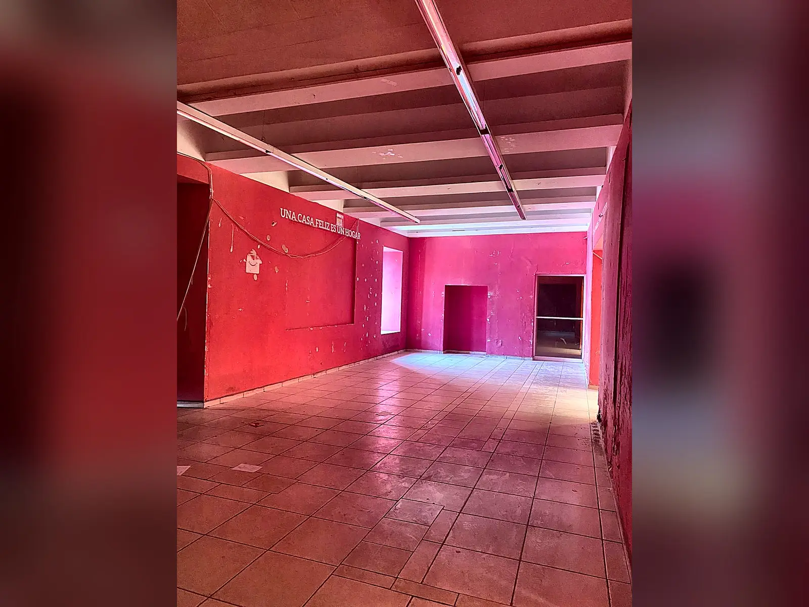Salón amplio para remodelar dentro de la propiedad