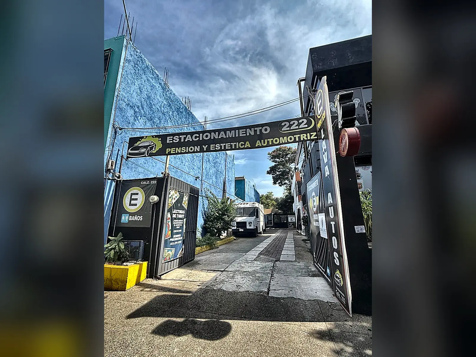 Acceso vehicular a la propiedad comercial en Oaxaca
