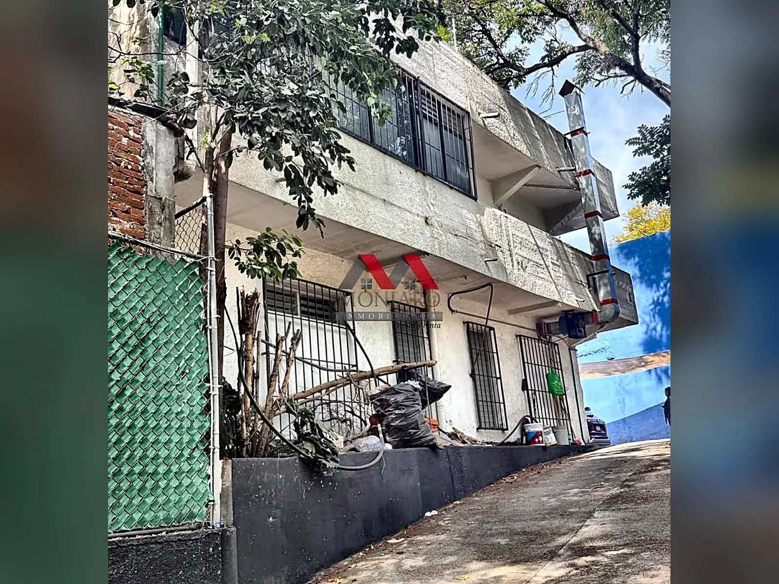 Edificio y oficinas en la parte posterior del inmueble